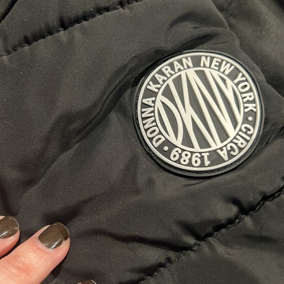 Boys DKNY puffer winter jacket black warm coat size 7 preloved - Picture 5 of 10